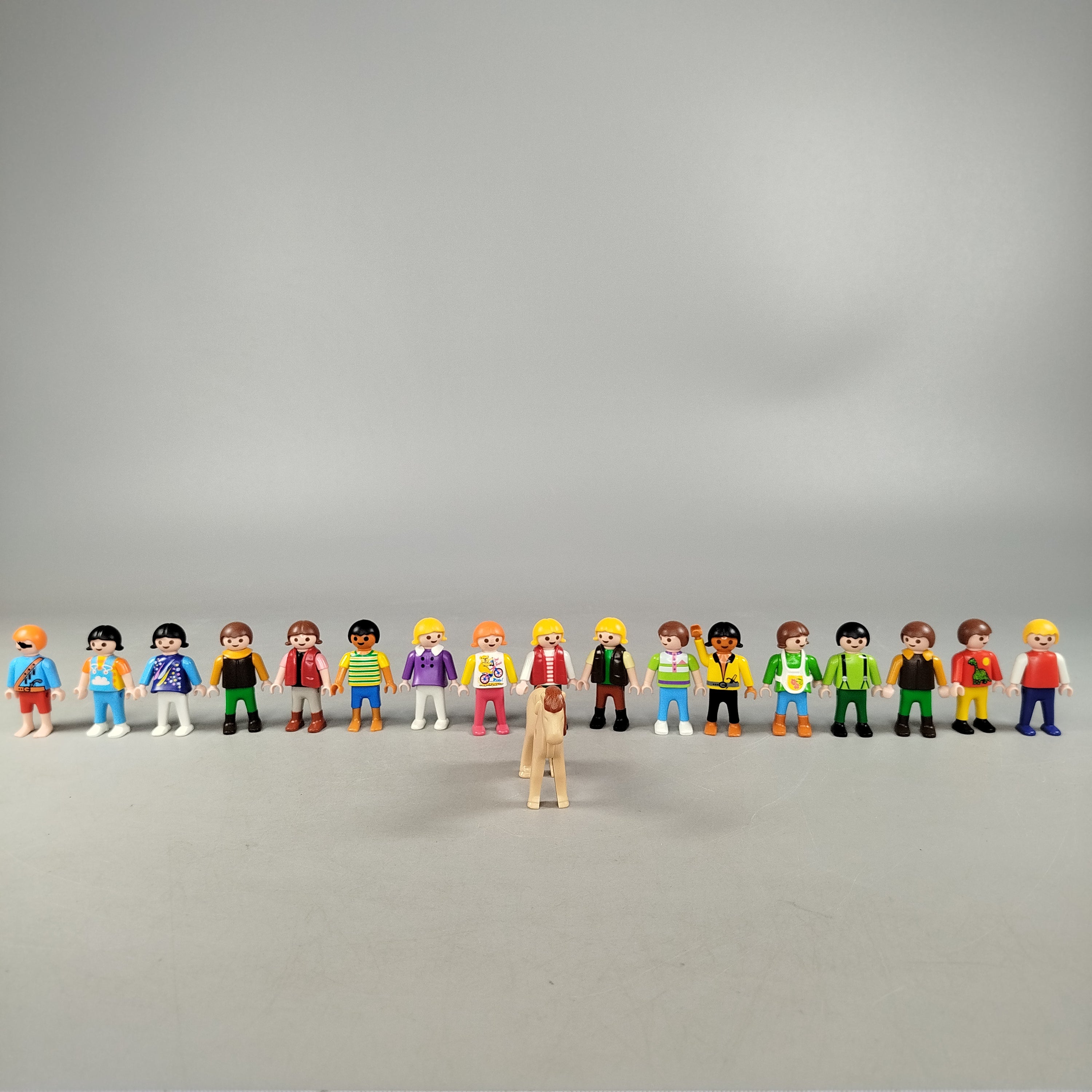 Bundle Playmobil Set von 17 Figuren & Pferd, gebraucht, ab 3 Jahre